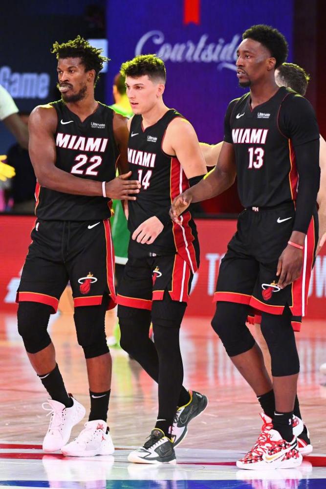 都让我们看 都让我们看